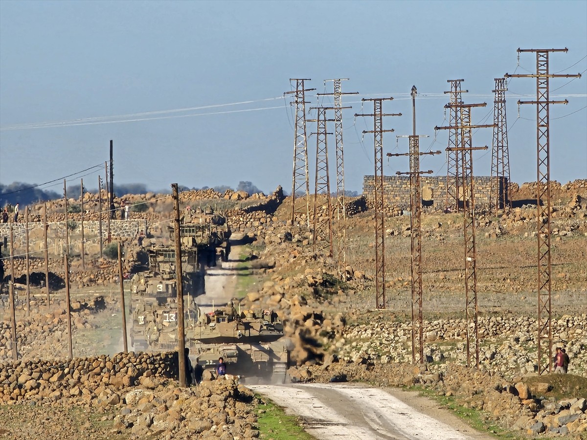İsrail ordusuna ait tanklar, Baas rejiminin devrildiği Suriye'nin Golan Tepeleri'ndeki Kuneytra...