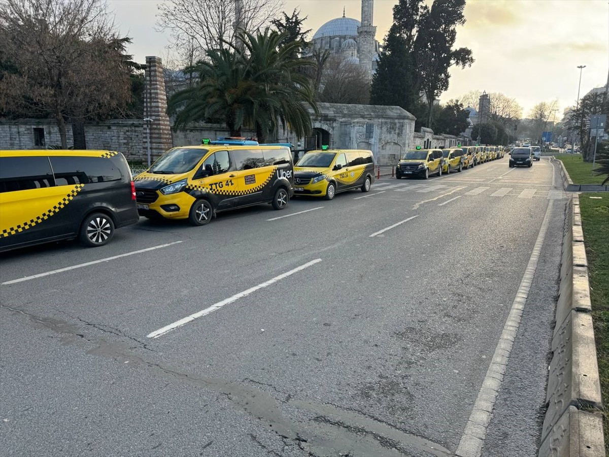 İstanbul'da, farklı hatlarda çalışan minibüslerin 8+1 taksiye dönüştürülmesi nedeniyle zarara...