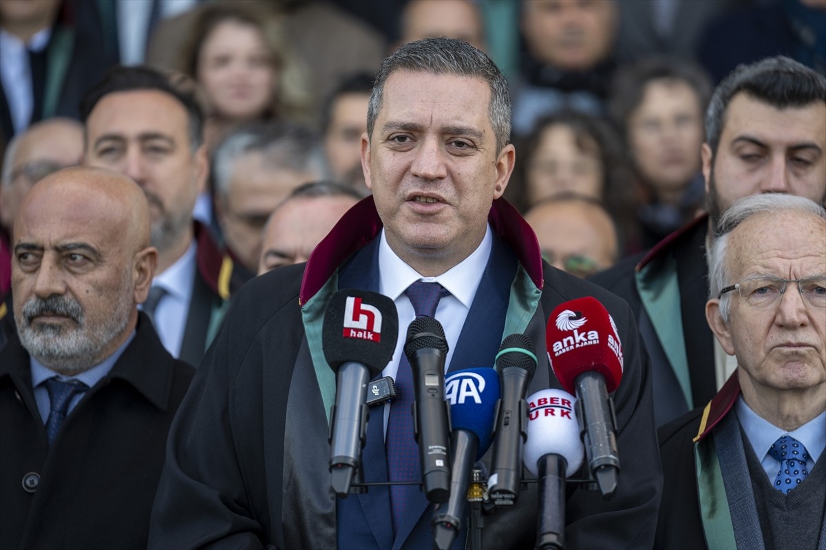 İstanbul Barosu Başkanı İbrahim Kaboğlu ile Yönetim Kurulu Üyeleri, sosyal medyadan yayınlanan bir...