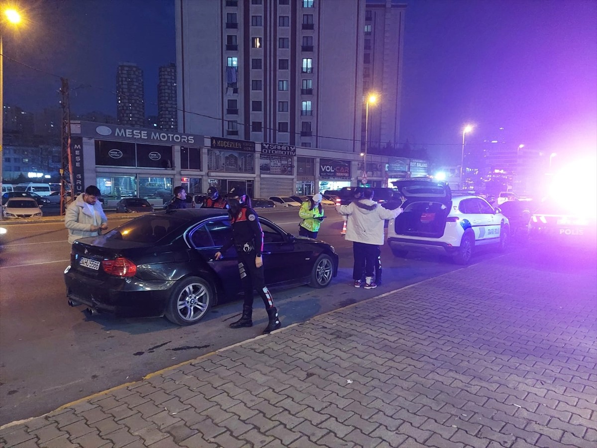 İstanbul Esenyurt'ta, polis ekiplerince "asayiş ve dar alan uygulaması" gerçekleştirildi.