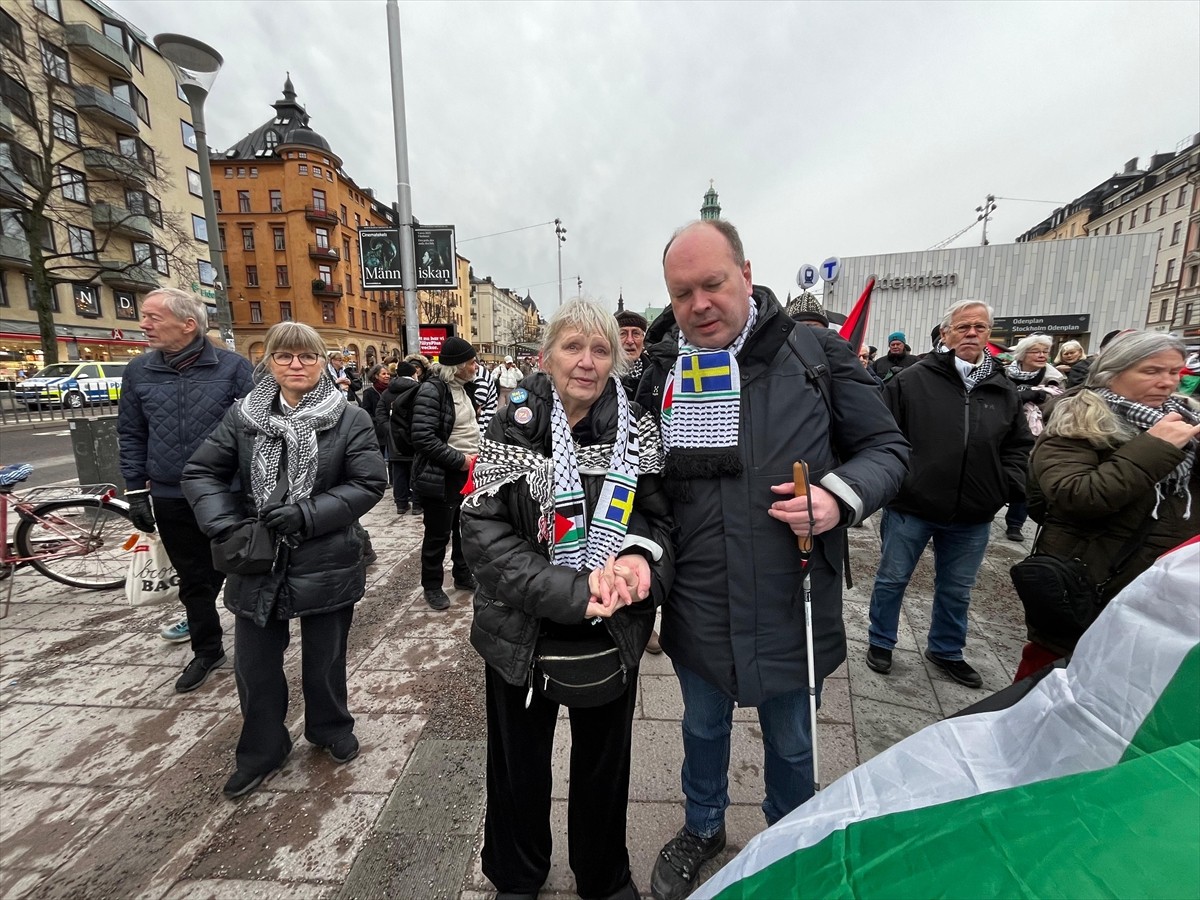 İsveç'in başkenti Stockholm'de Filistin'e destek gösterisi düzenleyen yüzlerce kişi, Gazze'de...