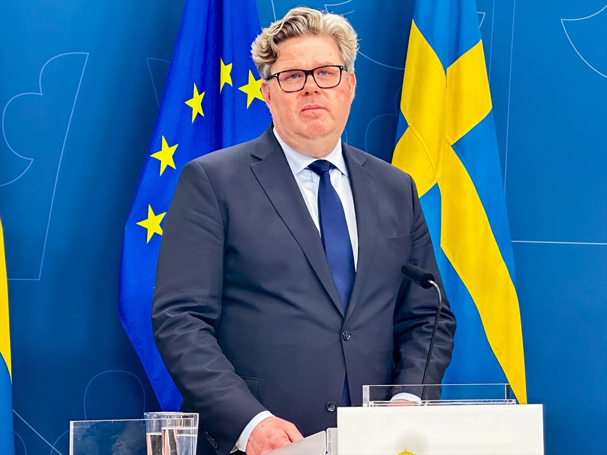 İsveç'te Kur'an-ı Kerim yakma provokasyonları gerçekleştiren Salwan Momika, evinde silahla...