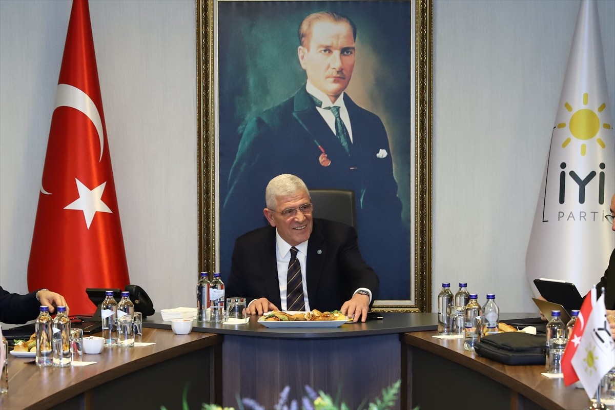 İYİ Parti Genel Başkanı Müsavat Dervişoğlu (ortada), genel merkez ek binada düzenlenen toplantıda...