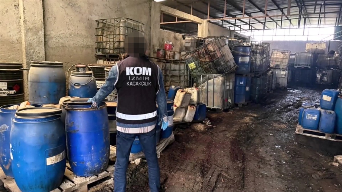 İzmir'de düzenlenen kaçakçılık operasyonunda 1 milyon 989 bin 200 makaron (filtreli sigara kağıdı)...