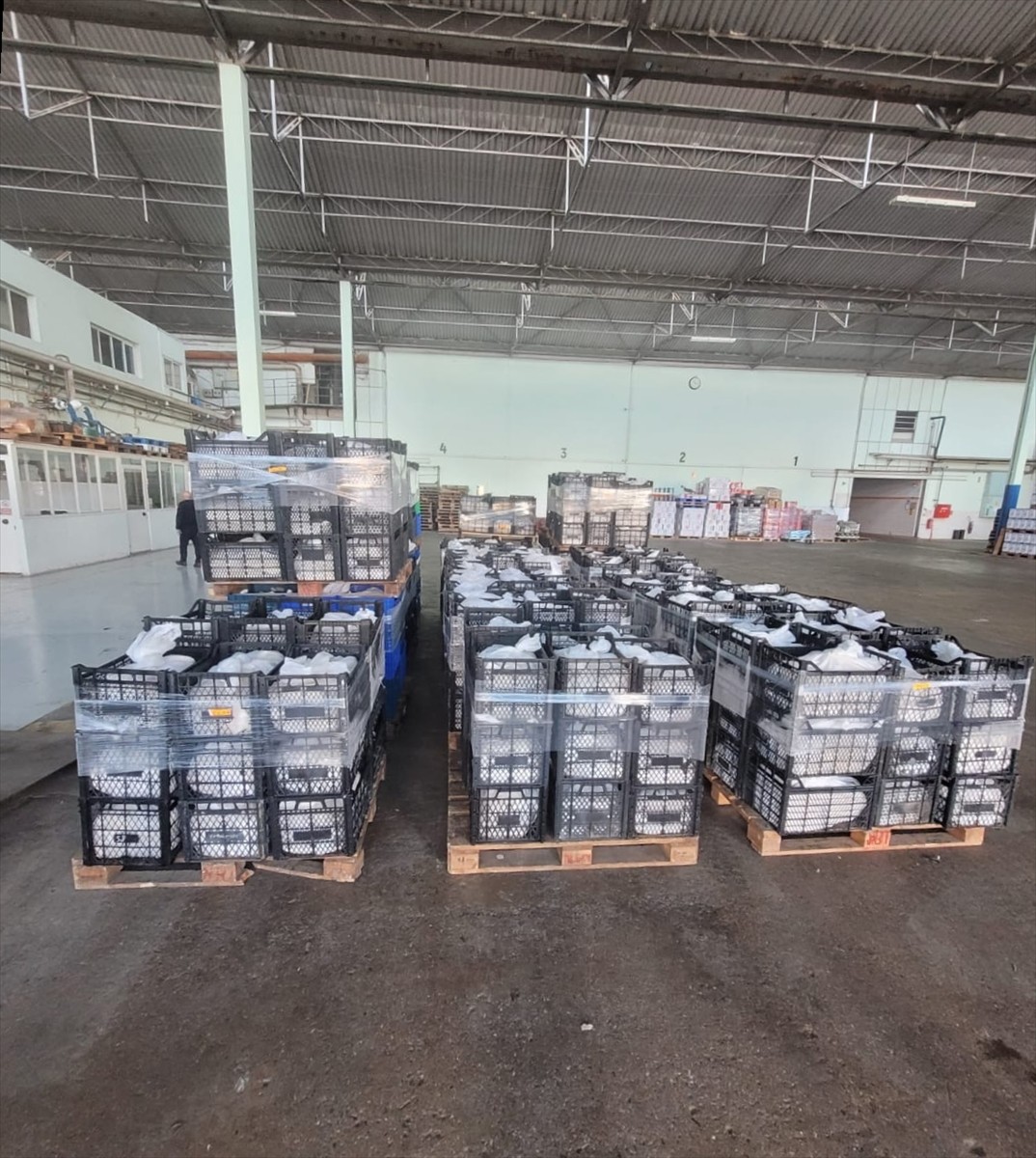 İzmir'de son kullanma tarihi geçmiş, etiketsiz ve tüketilmeye uygun olmayan ürünleri bulunan 28...