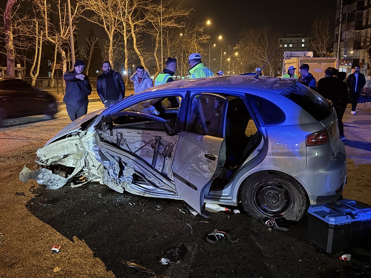 Kahramanmaraş'ın Onikişubat ilçesinde otomobilin aydınlatma direğine çarpması sonucu 3 kişi...