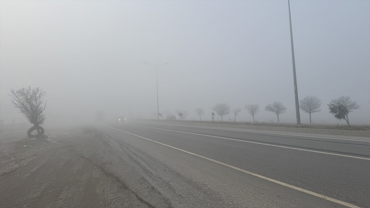Kahramanmaraş'ta geceden itibaren etkisini artıran sis nedeniyle görüş mesafesi düştü.