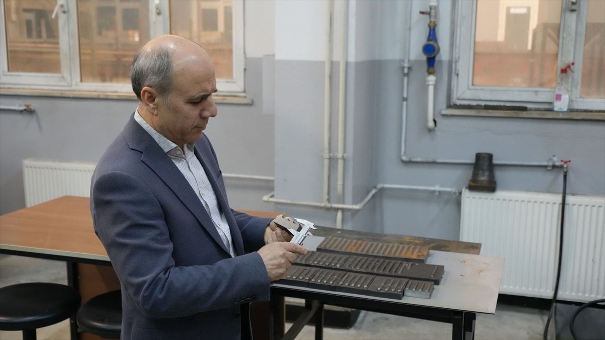 Karabük Üniversitesi (KBÜ), Türk savunma sanayisine katkı sağlamak amacıyla zırh çeliklerinin...