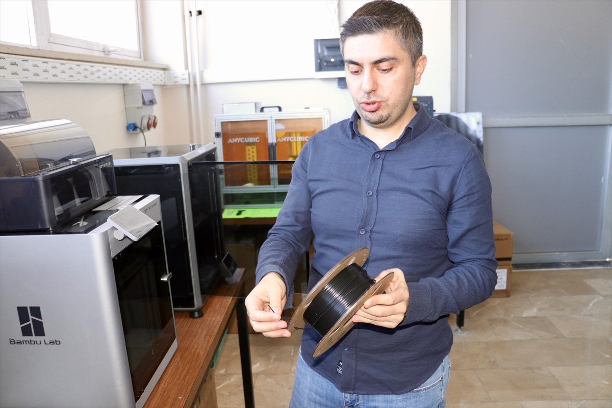 Karadeniz Teknik Üniversitesi'nde (KTÜ) isli yelkovan kuşundan esinlenerek insansız hava...