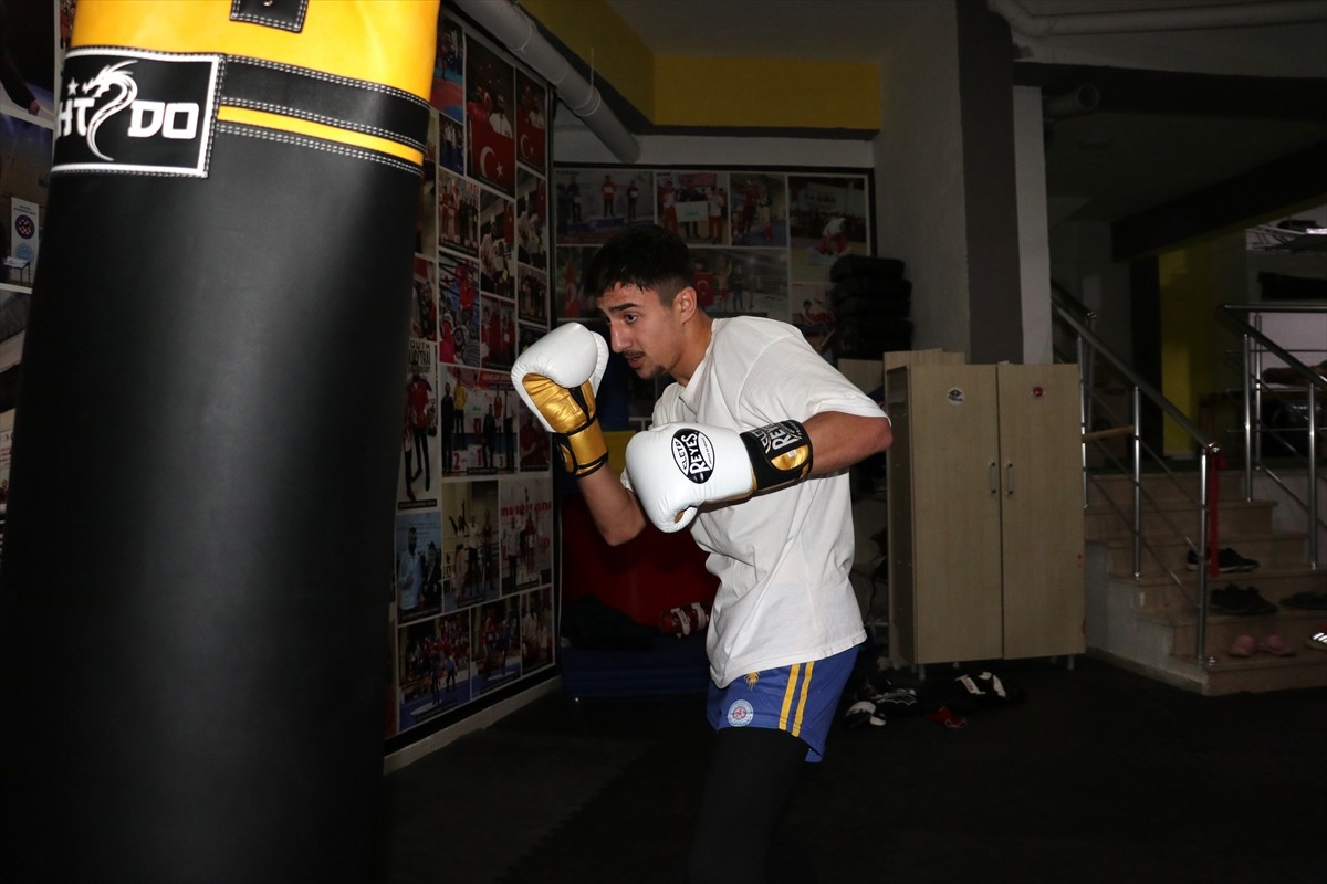 Kariyerinde Avrupa ve Balkan şampiyonlukları bulunan milli wushucu Hüseyin Eren Küçükoğlu, dünya...