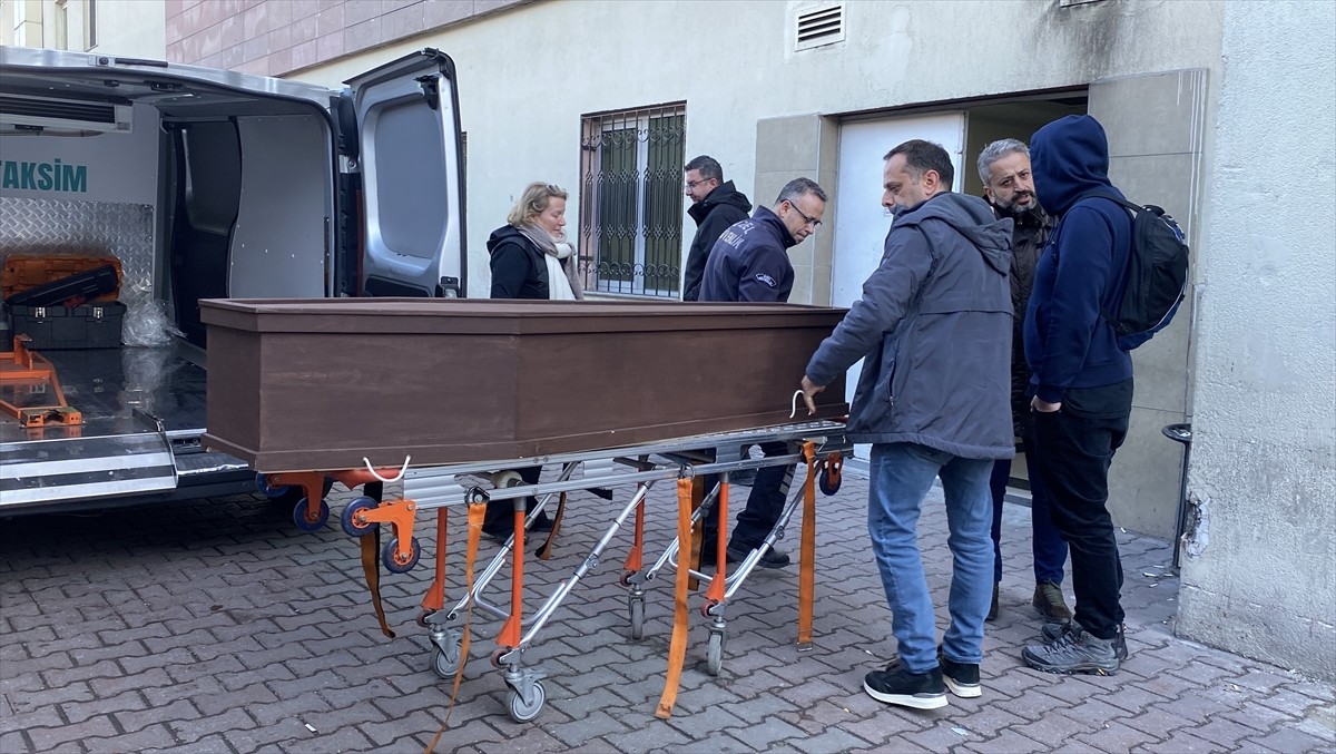 Kayseri'de Erciyes Kayak Merkezi'nde kayak sırasında düşerek yaralanan ve kaldırıldığı hastanede...