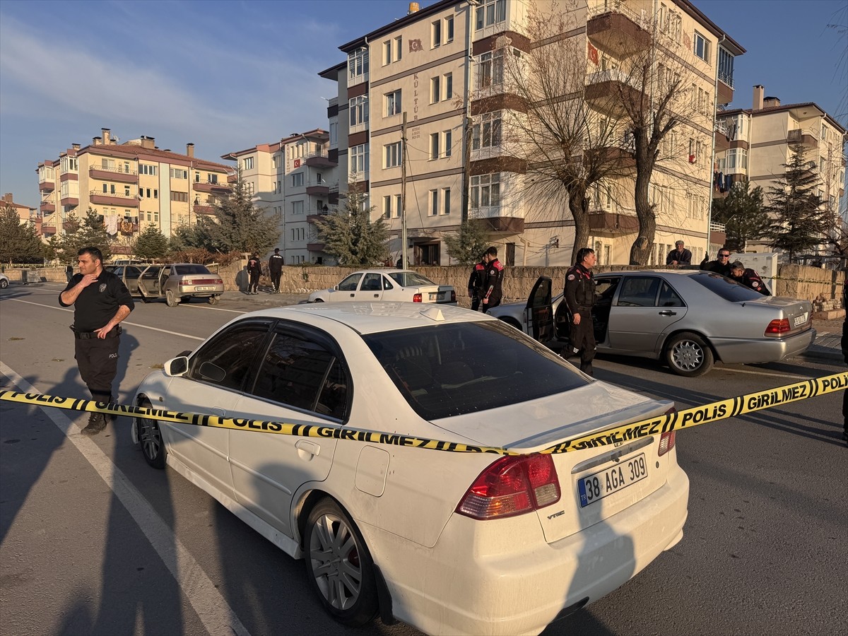 Kayseri'de iki grup arasında çıkan silahlı kavgada 3 kişi yaralandı. Polis ekipleri olay yerinde...