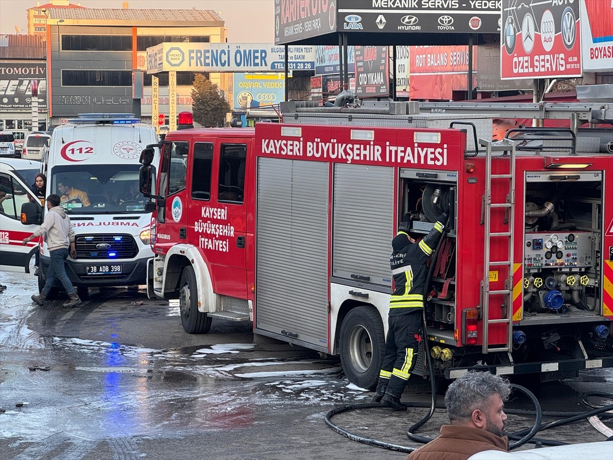 Kayseri'de oto tamirhanesinin çatısında çıkan yangın, itfaiyenin müdahalesiyle...