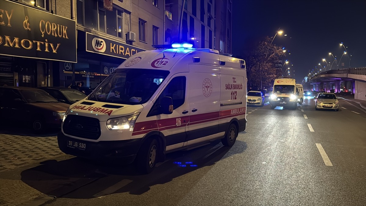 Kayseri'nin Kocasinan ilçesinde bir şüpheli, tartıştığı kişiyi öldürdüğü tabancayla intihar etti....