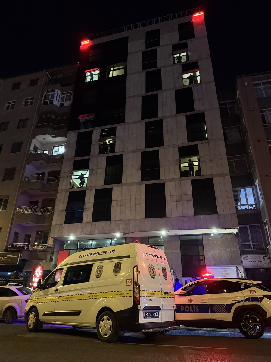 Kayseri'nin Kocasinan ilçesinde bir şüpheli, tartıştığı kişiyi öldürdüğü tabancayla intihar etti....