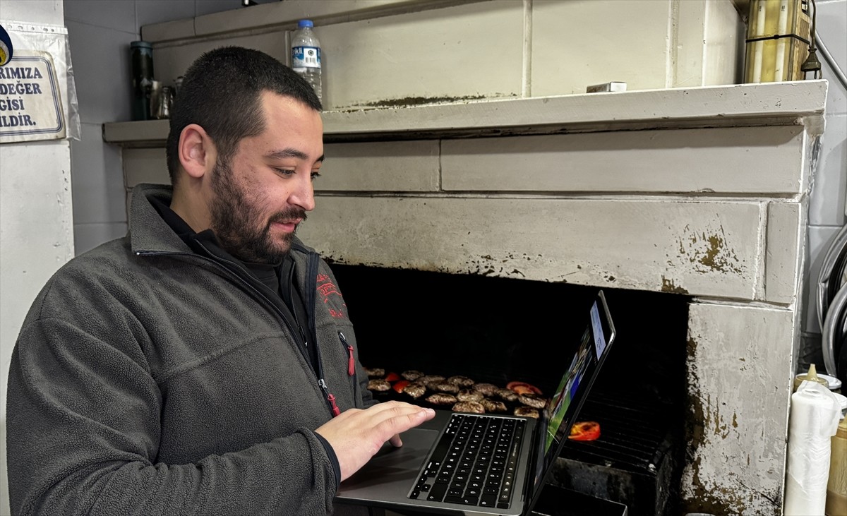 Kendine özgü tadıyla ön plana çıkan Kırklareli'nde köfte ustası Oğuzcan Kuruş, Anadolu Ajansının...