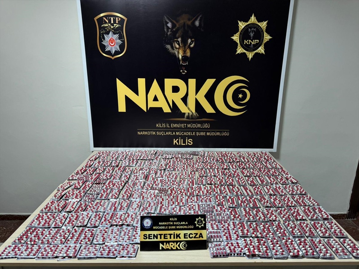 Kilis'te uyuşturucu operasyonunda gözaltına alınan 3 zanlı tutuklandı. Ekipler, Ekrem Çetin...