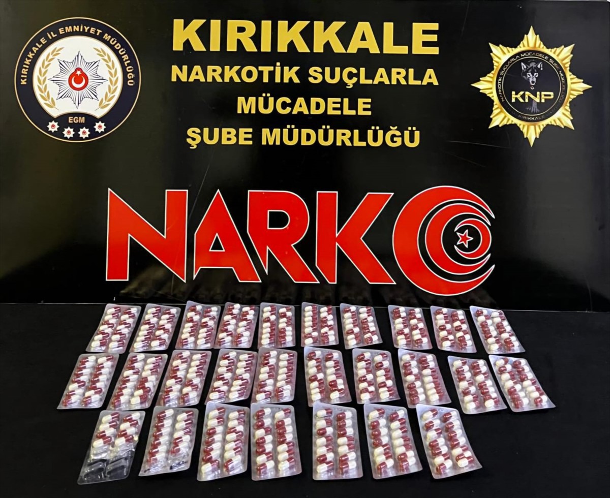 Kırıkkale'de düzenlenen uyuşturucu operasyonunda gözaltına alınan 3 zanlı tutuklandı. Operasyonda...