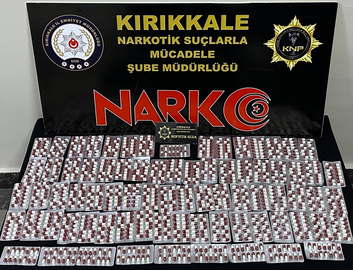 Kırıkkale'de düzenlenen uyuşturucu operasyonunda gözaltına alınan 4 zanlıdan 3'ü tutuklandı....