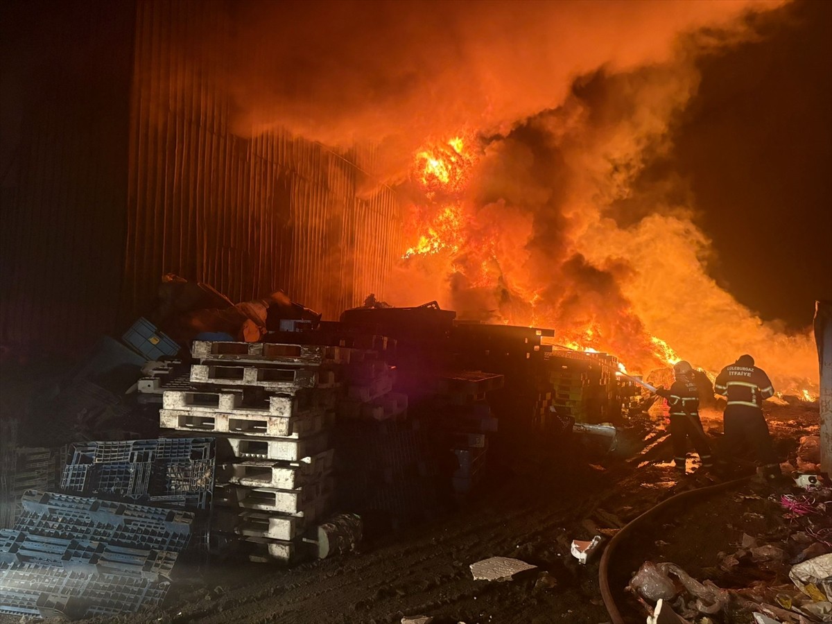 Kırklareli'nin Lüleburgaz ilçesinde hurda deposunda çıkan yangın itfaiye ekiplerince söndürüldü....