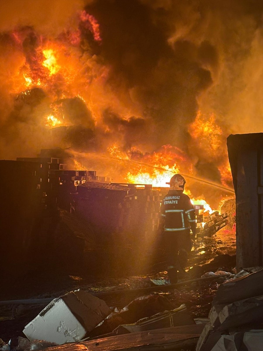 Kırklareli'nin Lüleburgaz ilçesinde hurda deposunda çıkan yangın itfaiye ekiplerince söndürüldü....