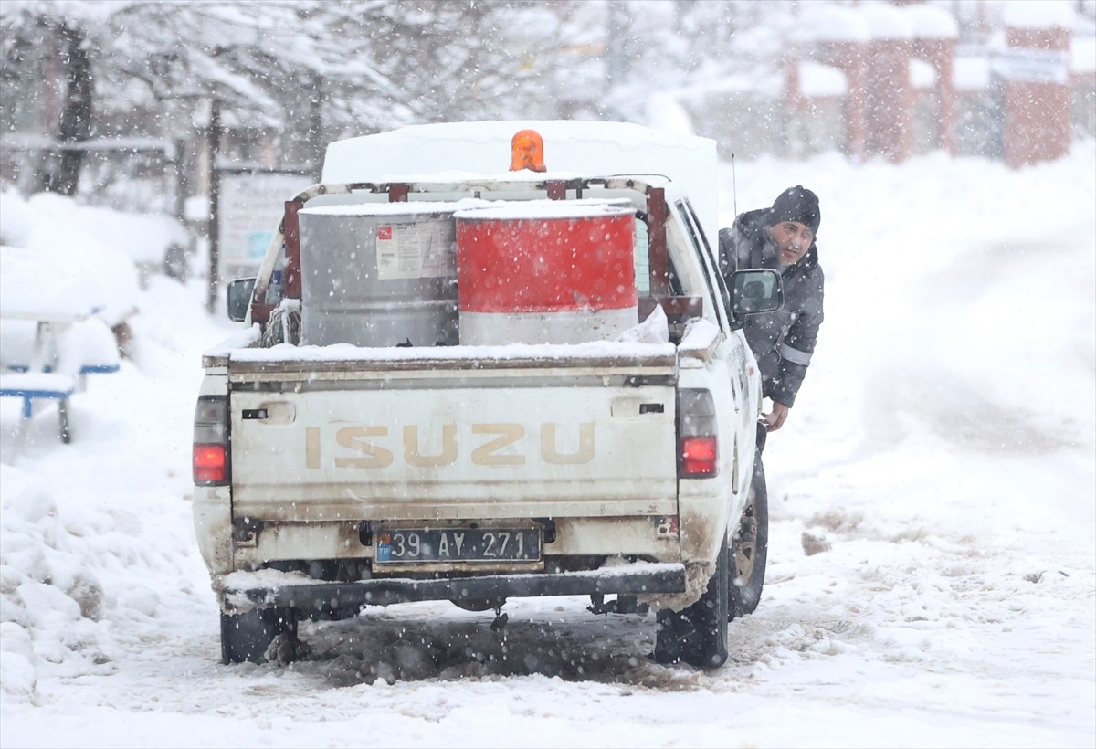 Kırklareli'nin yüksek kesimlerinde kar yağışı yaşamı olumsuz etkiliyor. Kar yağışı Dereköy köyünde...