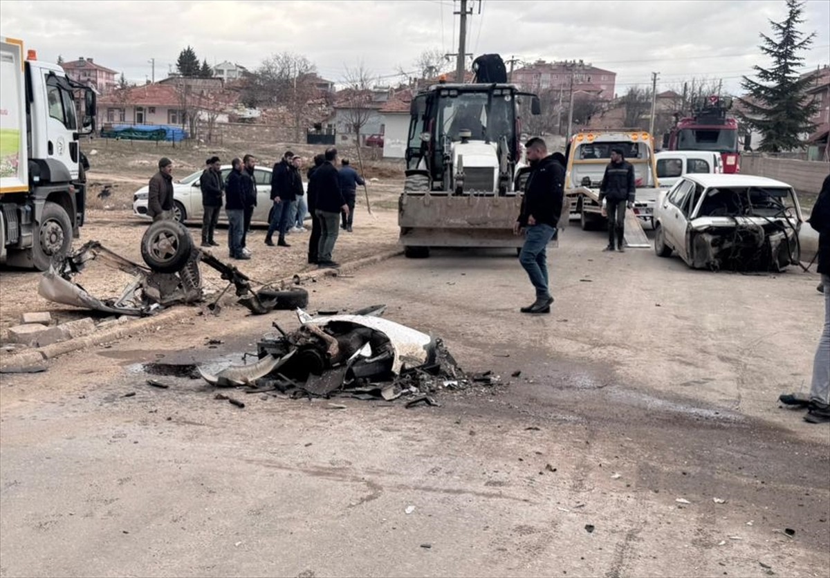 Kırşehir'in Mucur ilçesinde otomobilin devrilmesi sonucu ehliyetsiz sürücü ağır yaralandı.