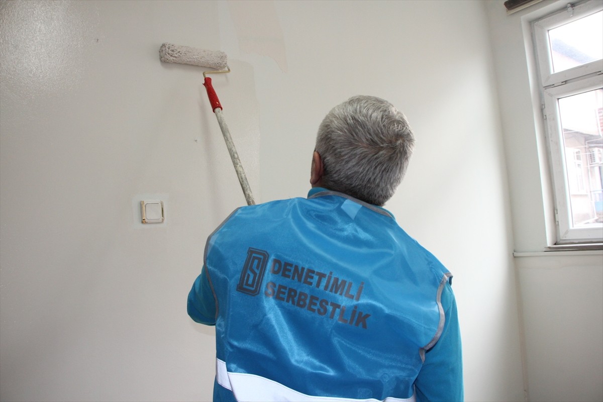 Kocaeli'de denetimli serbestlik hükümlüleri, yarıyıl tatilinde okul boyama çalışmasına...