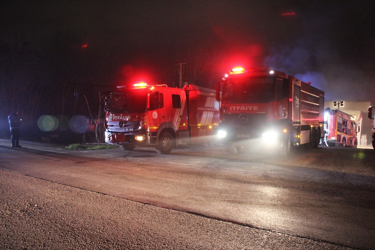 Kocaeli'nin Başiskele ilçesindeki gaz dolum tesisinde çıkan yangın itfaiye ekiplerince...