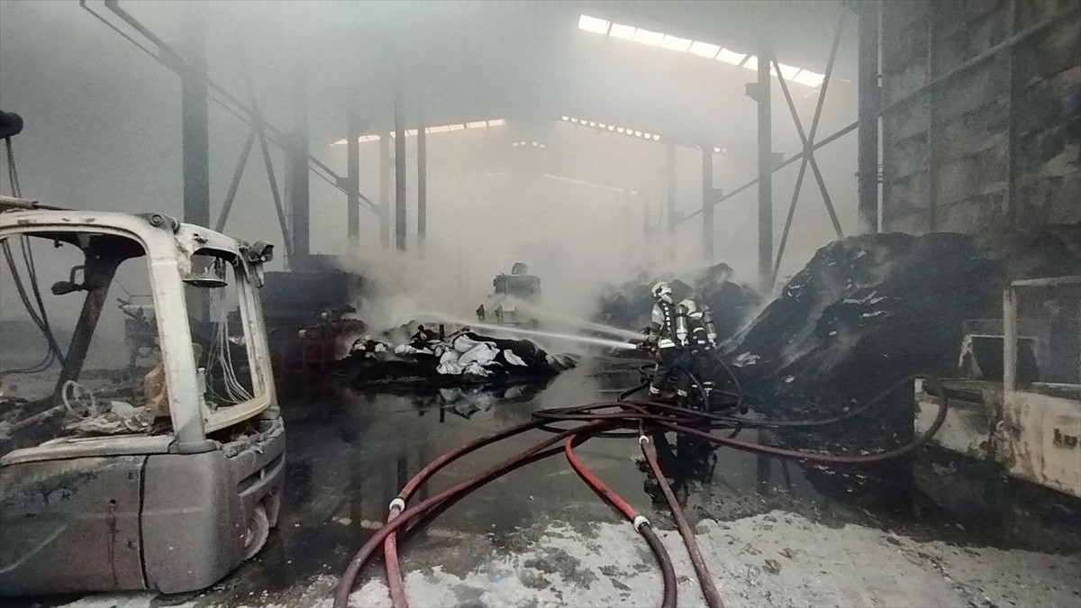 Kocaeli'nin Dilovası ilçesinde kömür fabrikasında çıkan yangın kontrol altına alındı.