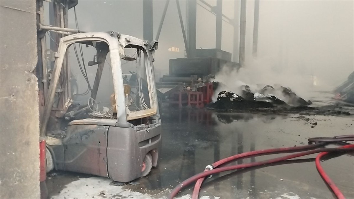 Kocaeli'nin Dilovası ilçesinde kömür fabrikasında çıkan yangın kontrol altına alındı.