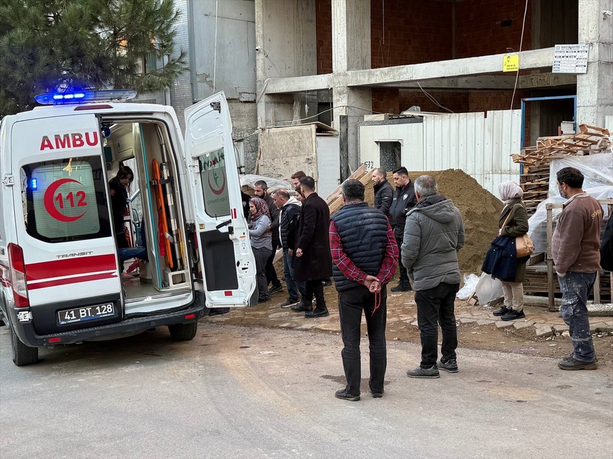  Kocaeli'nin Gebze ilçesinde dairesine bakmak için geldiği inşaatın 1. katından düşen kadın...