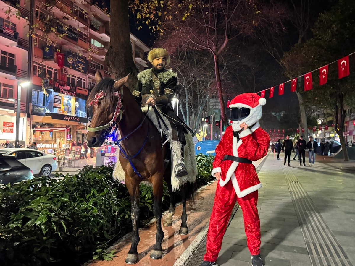 Kocaeli'nin İzmit ilçesinde bir vatandaş, yeni yıl kutlamalarına atıyla katıldı. Körfez ilçesinde...