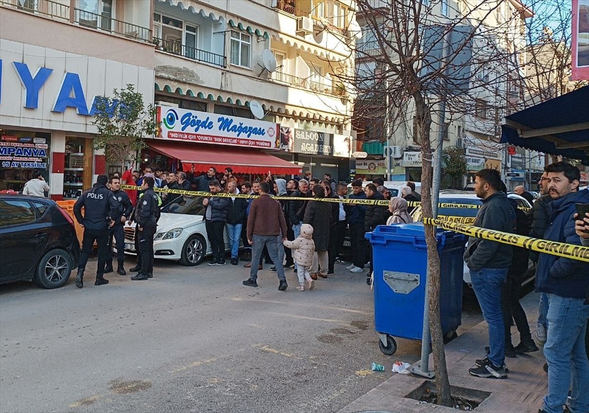 Kocaeli'nin Karamürsel ilçesinde ATM'den para çekerken silahlı saldırıya uğrayan kişi öldü....