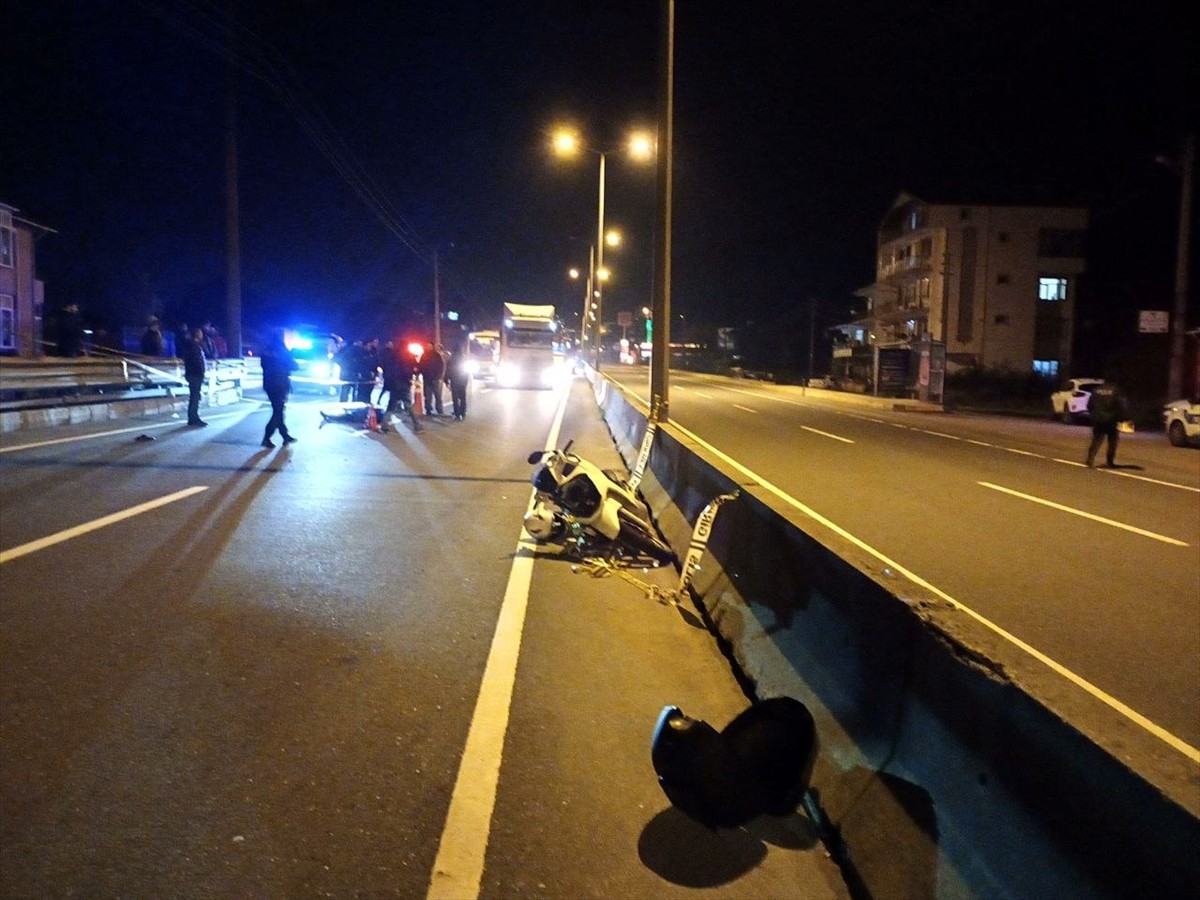 Kocaeli'nin Karamürsel ilçesinde bariyerlere çarpan motosikletin sürücü hayatını kaybetti.