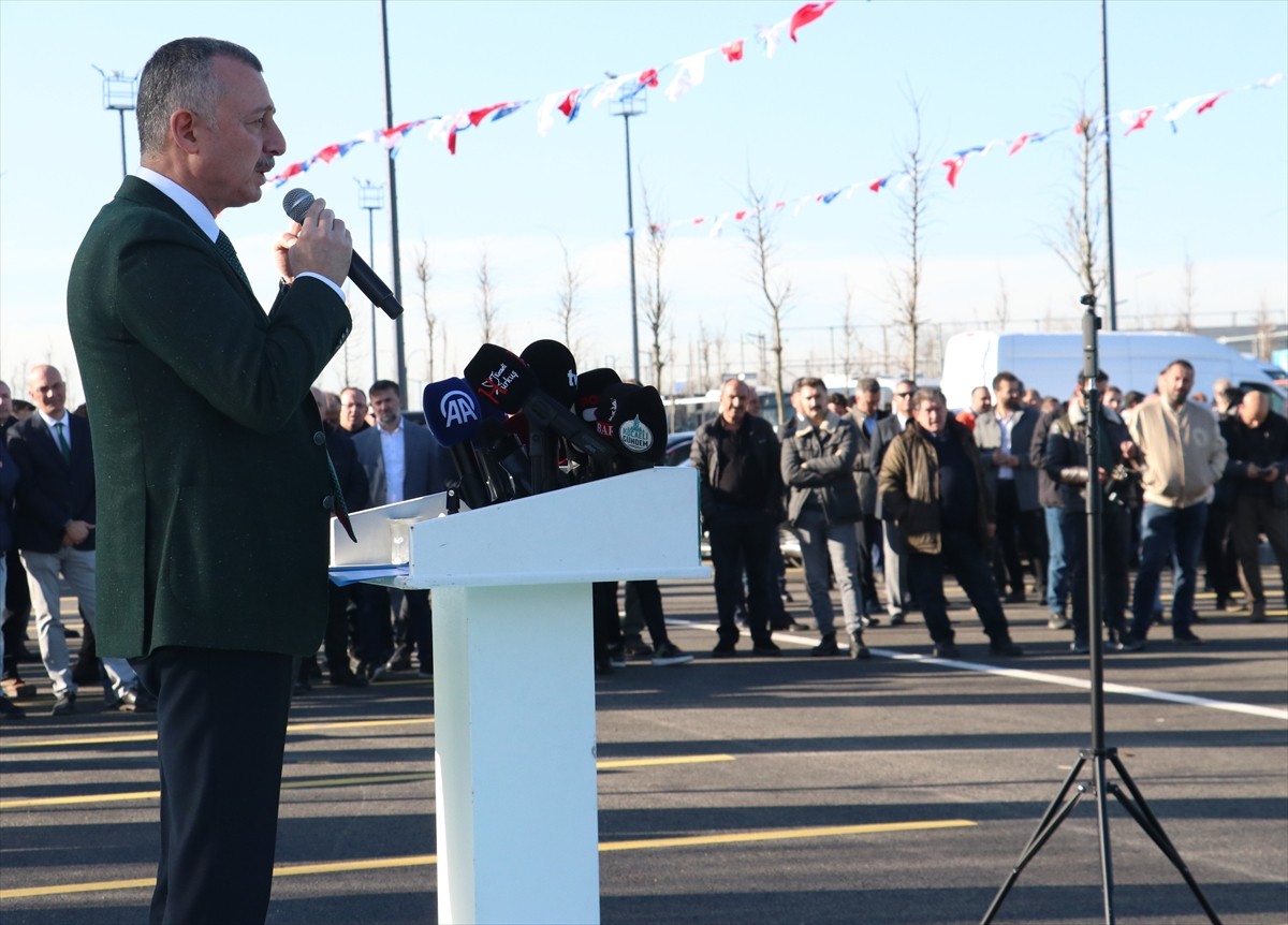 Kocaeli Büyükşehir Belediye Başkanı Tahir Büyükakın, Kocaeli'de Başiskele Millet Bahçesi'nin...