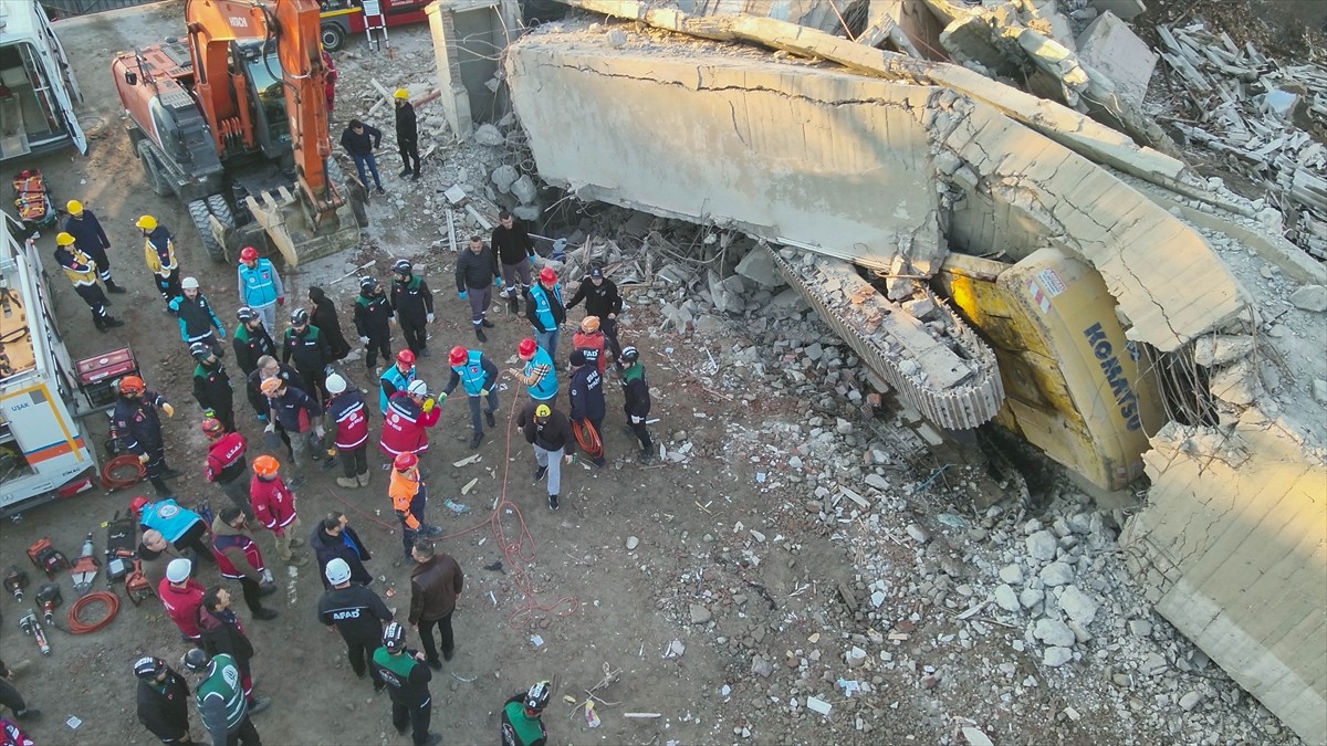 Köme Mahallesi Cumhuriyet Caddesi'ndeki 4 katlı Belediye İş Hanı binasının yıkımı sırasında çökme...