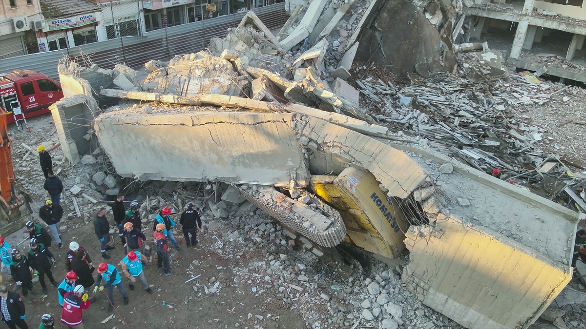 Köme Mahallesi Cumhuriyet Caddesi'ndeki 4 katlı Belediye İş Hanı binasının yıkımı sırasında çökme...
