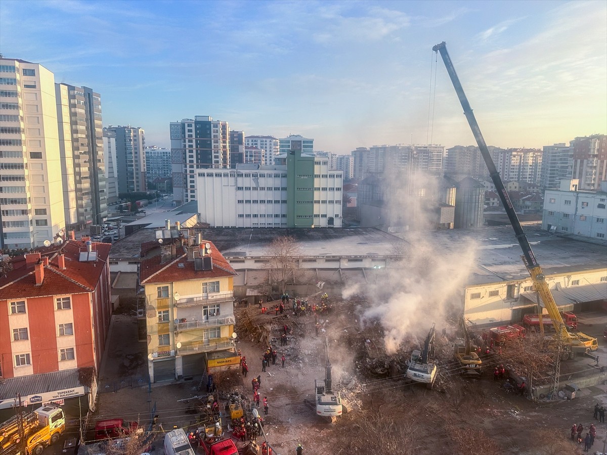 Konya'da çöken 4 katlı binanın enkazındaki arama kurtarma çalışmaları yaklaşık 12 saattir...