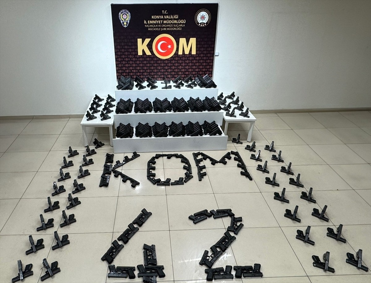 Konya'da düzenlenen silah kaçakçılığı operasyonunda gözaltına alınan baba ile oğlu tutuklandı....