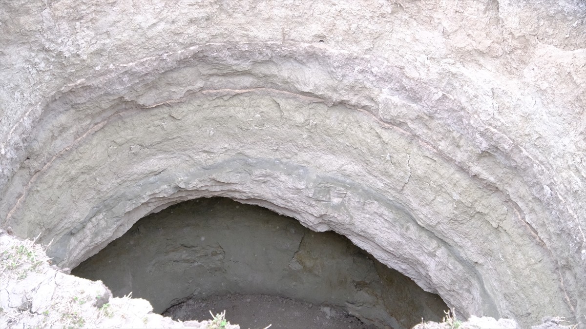 Konya'nın Karapınar ilçesinde, yaklaşık 8 metre çapında ve 25 metre derinliğinde yeni obruk...