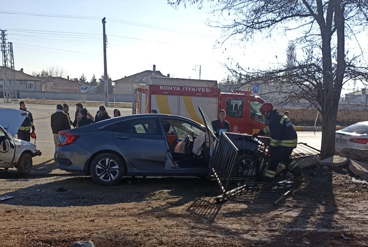Konya'nın Kulu ilçesinde otomobille kamyonetin çarpışması sonucu 5 kişi yaralandı. Olay yerine...