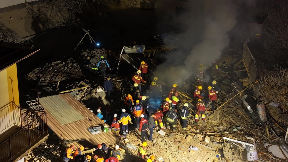 Konya'nın merkez Selçuklu ilçesinde 3 katlı bina çöktü. Ekiplerin arama kurtarma çalışmaları devam...