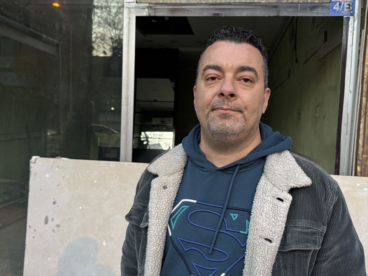 Konya'nın Selçuklu ilçesinde yıkım kararı alınan ve apartman sakinlerince yaklaşık 3 ay önce...