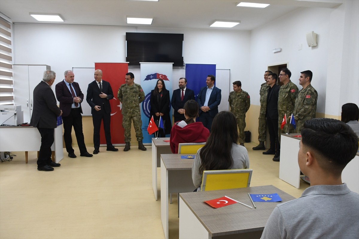 Kosova'nın tek Türk belediyesi Mamuşa'daki Atatürk Lisesi'nde dil kurslarında eğitim gören...