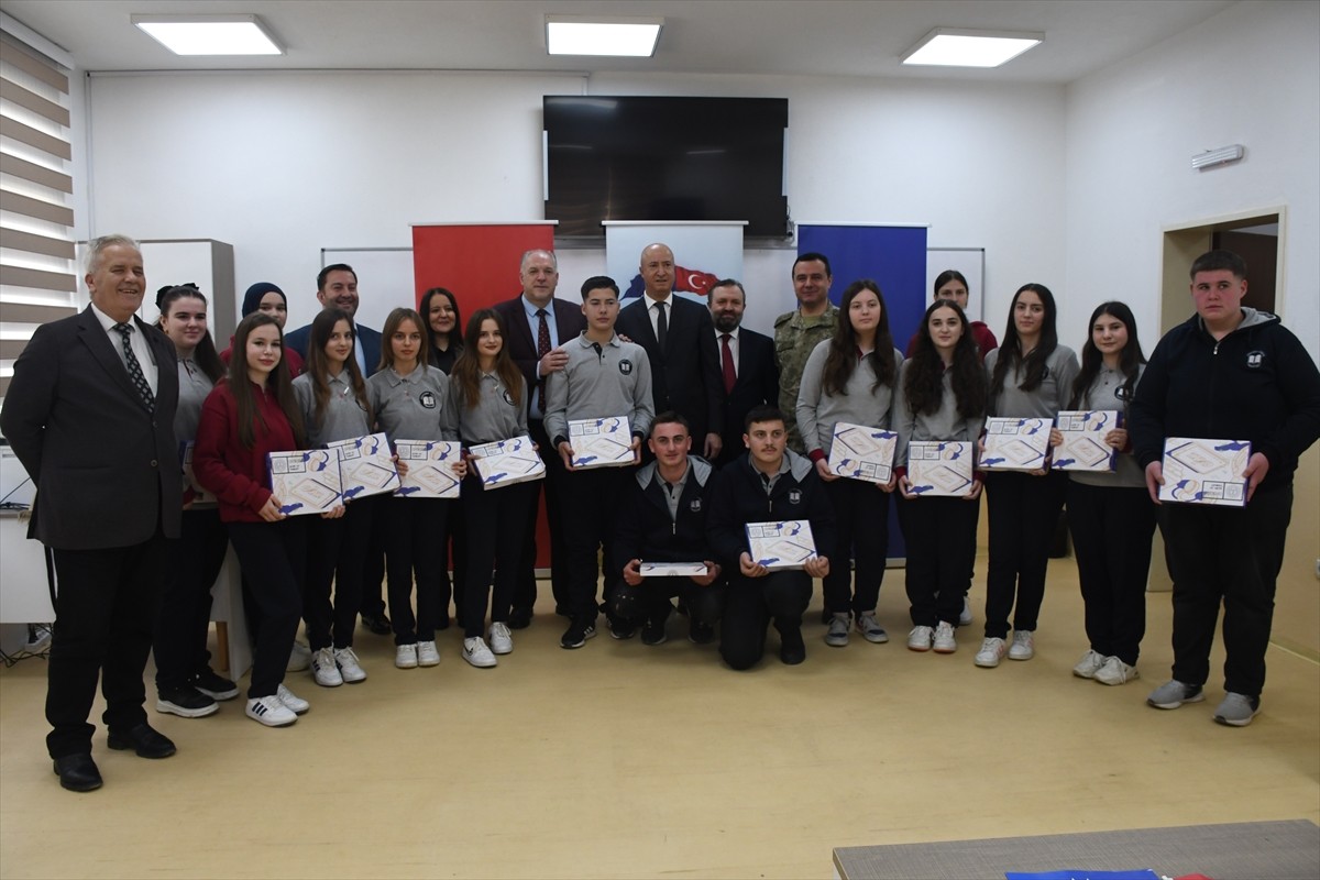 Kosova'nın tek Türk belediyesi Mamuşa'daki Atatürk Lisesi'nde dil kurslarında eğitim gören...