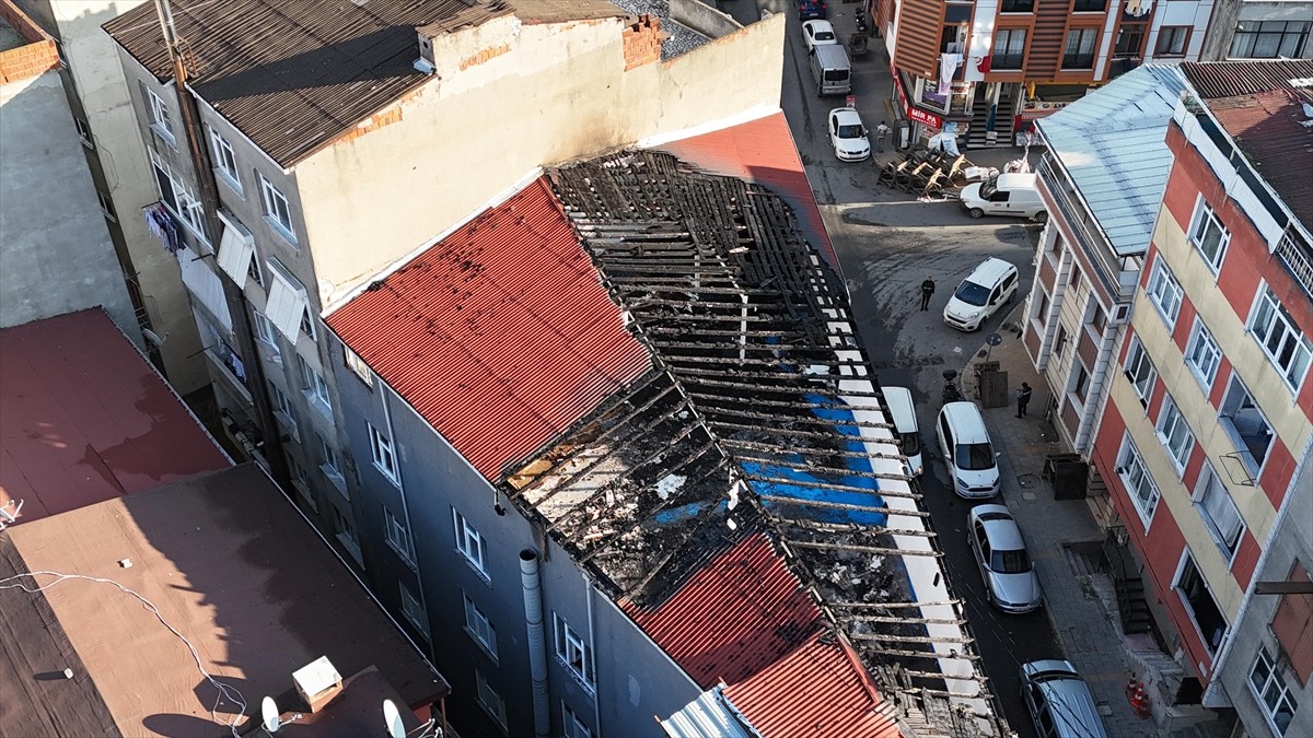 Küçükçekmece'deki 3 katlı iş yerinin çatısında çıkan yangın hasara neden oldu.