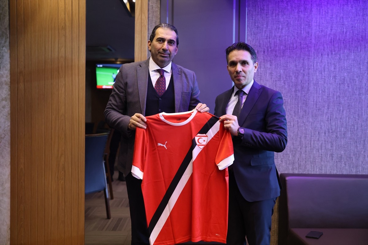 Kuzey Kıbrıs Türk Cumhuriyeti'nin (KKTC) Trabzon Konsolosu Erek Çağatay (sağda), Trabzonspor...