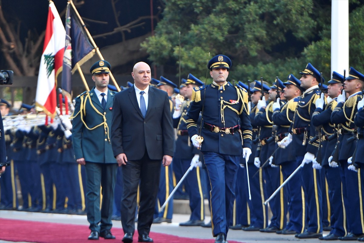 Lübnan'da Cumhurbaşkanı seçilen Genelkurmay Başkanı Joseph Avn, Meclis'te yemin etti. Avn, yemin...
