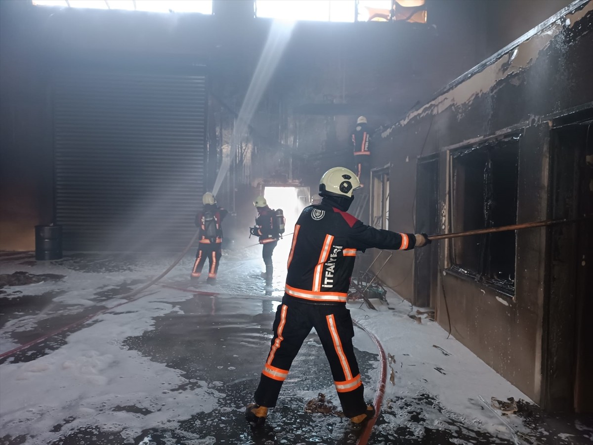 Malatya'da perde üretimi yapılan bir fabrikada çıkan yangın söndürüldü.